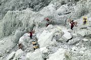 Foto: Irēna Frīdenšteina. Uz sēra krāteri mēnesgaismā