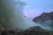 Foto: Irēna Frīdenšteina. Uz sēra krāteri mēnesgaismā