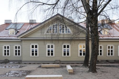Rīgas Dizaina un mākslas vidusskolas koka māja, Lāčplēša iela 55