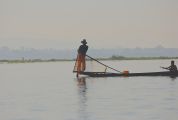 Foto: Inle Lake ezera dzīve un zelta saulrieti Baganā