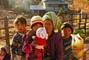 Foto: Inle Lake ezera dzīve un zelta saulrieti Baganā