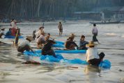 Foto: Inle Lake ezera dzīve un zelta saulrieti Baganā