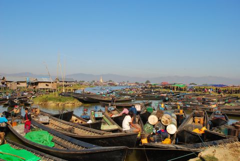 Inle Lake ezera dzīve un zelta saulrieti Baganā
